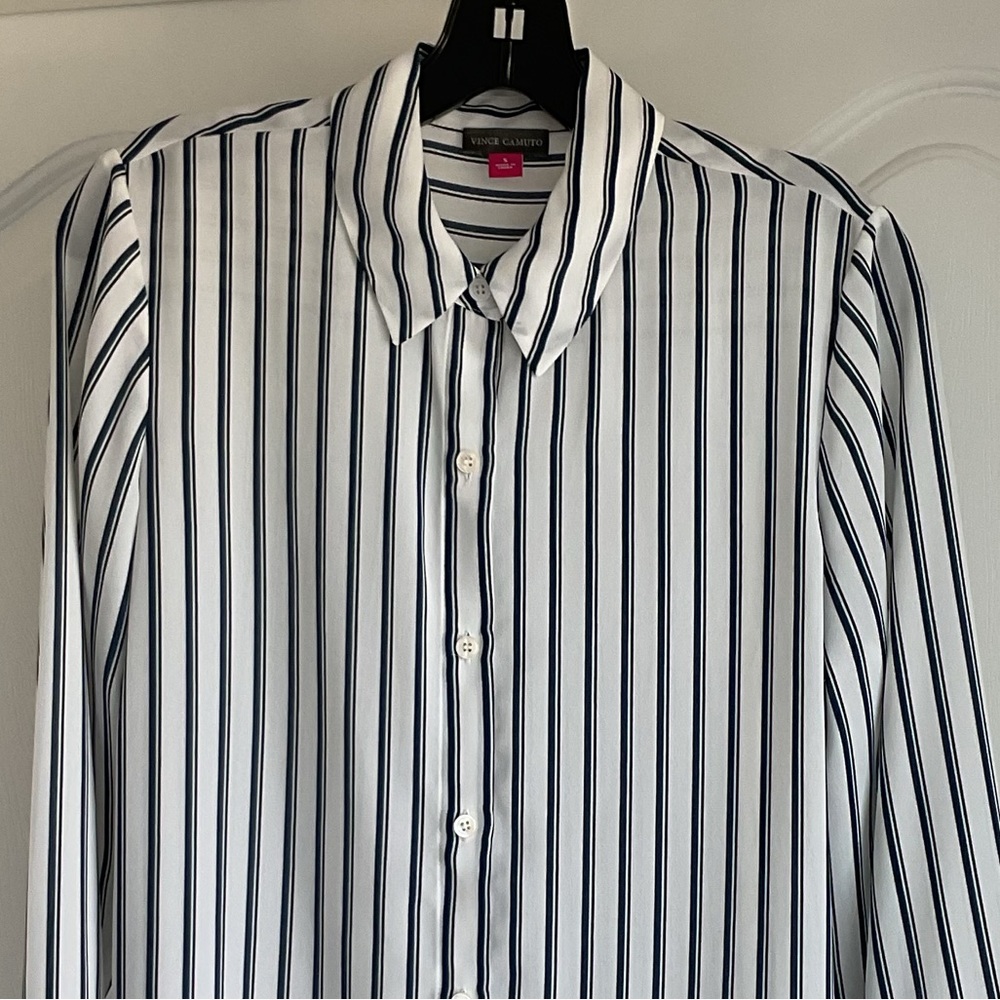 🌈 Vince Camuto women’s Stripe Blouse - Picture 4 of 7